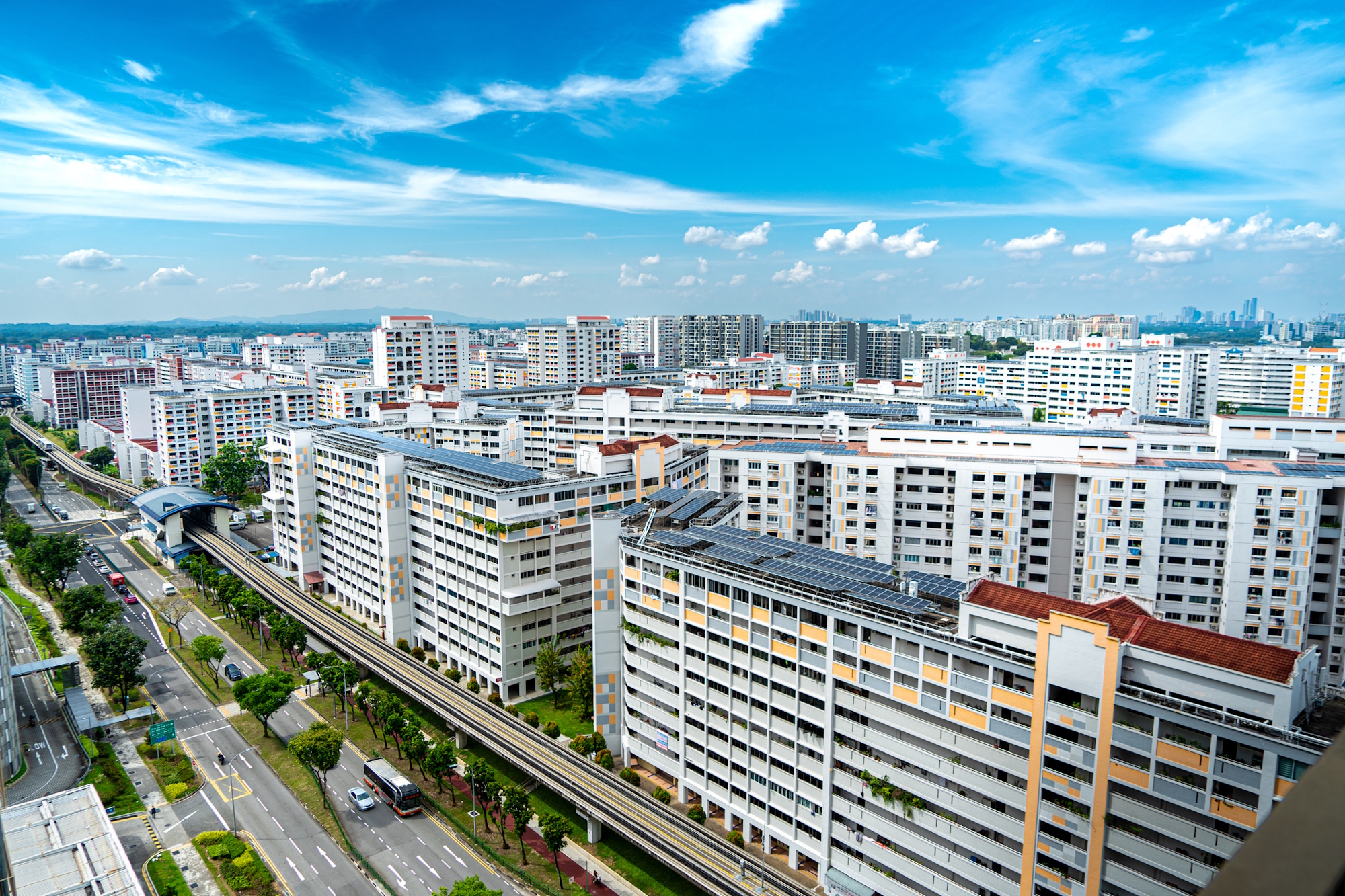 Vista aérea de conjunto HDB en Singapur — vivienda pública integrada con metro y equipamientos