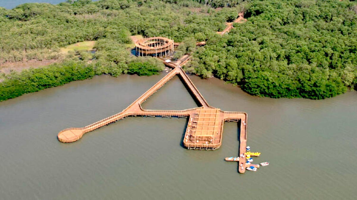 Vista aérea del Ecoparque Ciénaga de Mallorquín desde el agua — DEB Architecture y El Equipo Mazzanti