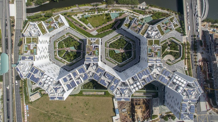 HDB nueva generación — conjunto planificado con techos verdes y paneles solares