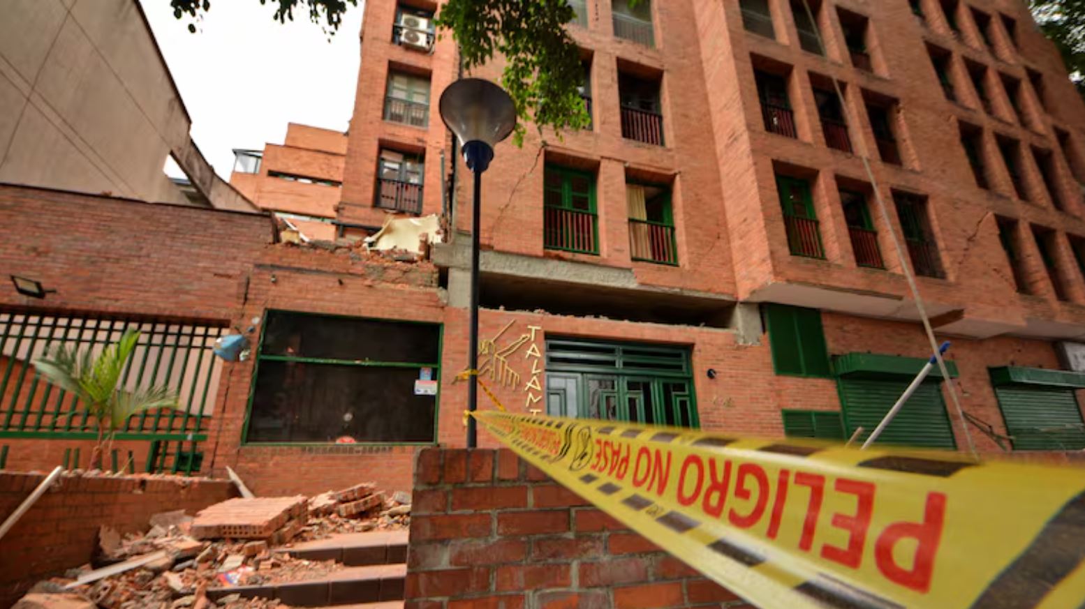 Edificio en Cali con fachaleta completamente desprendida en varios pisos, exponiendo la estructura de concreto tras el sismo de agosto 2026