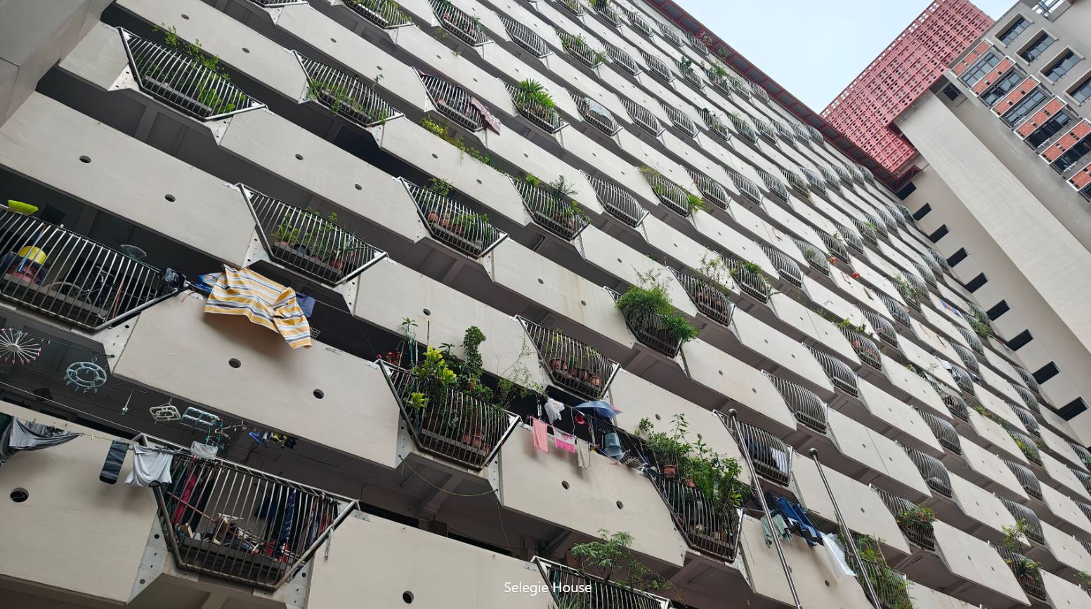 Selegie House — fachada con balcones y vegetación, Singapur